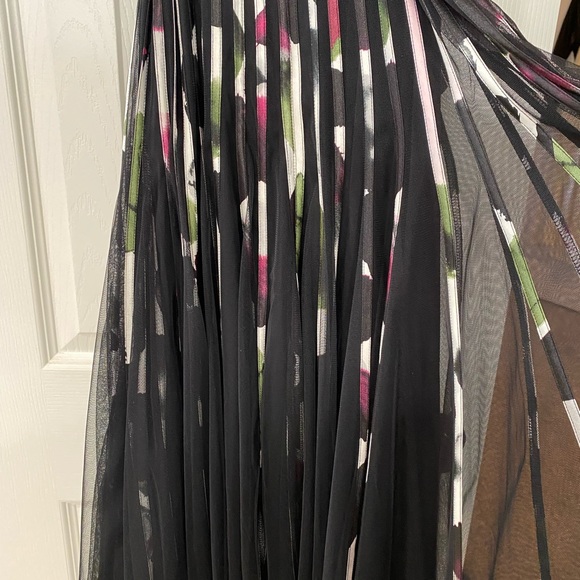 Cache Size 8 Cocktail/Formal Dress with Spaghetti Straps Black Tulle Scarf/Shawl - Picture 4 of 10